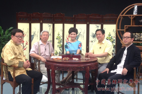 中国易经研究学会会长肖明宗与王立军、毛晓沪参加电视节目